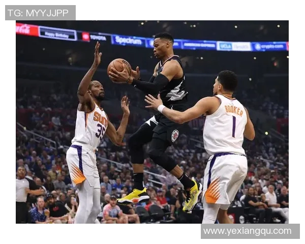 拉塞尔威斯布鲁克的篮球传奇之路与个人成长故事探讨